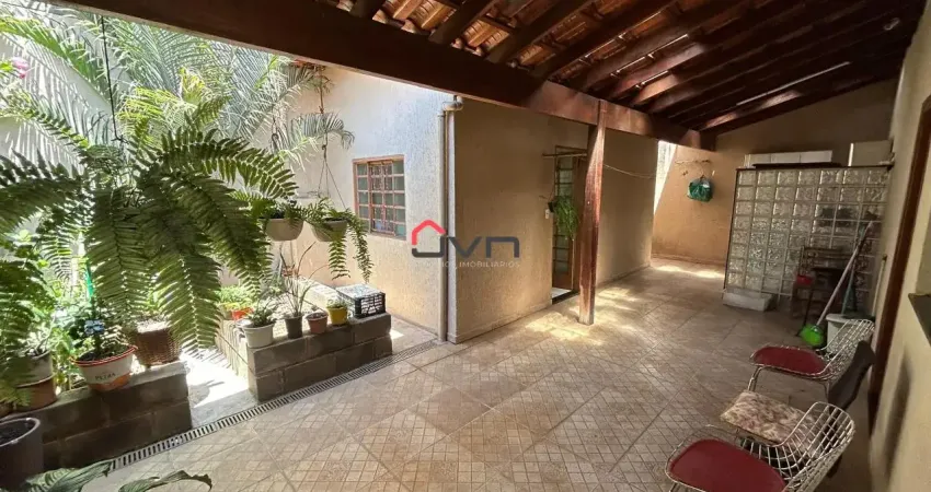 Ótima casa no bairro planalto com 03 quartos e varanda ampla.