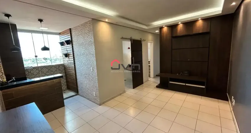 Apartamento com 02 quartos e varanda gourmet com churrasqueira.