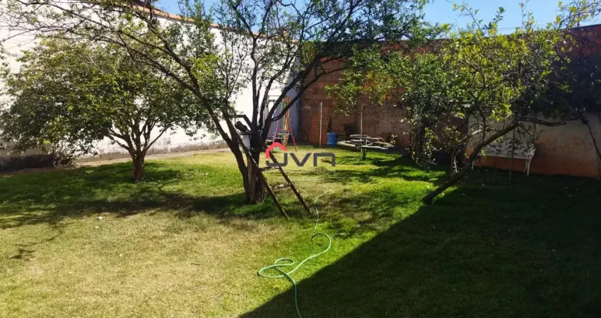 Casa no bairro segismundo pereira, com 02 quartos e amplo quintal.