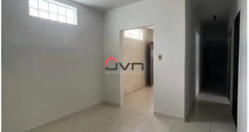 Ótima casa no bairro saraiva, com três quartos e garagem ampla.