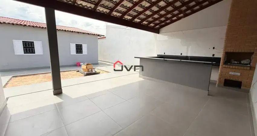 Casa no bairro santa mônica, com 03 quartos e varanda gourmet.