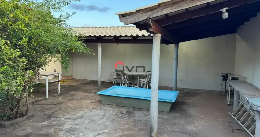 Casa no bairro carajás, com 03 quartos com armários e amplo quintal.