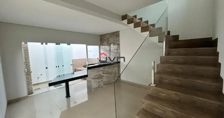 Excelente sobrado com 03 quartos e varanda gourmet com churrasqueira.