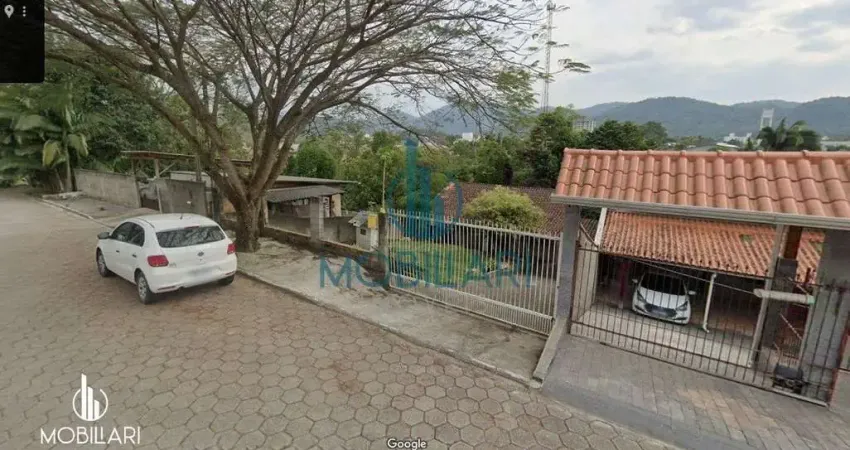 Casa com 3 quartos, em rua sem saída, próximo ao terminal da água verde