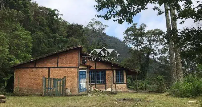 Terreno à venda no Quarteirão Brasileiro, Petrópolis 
