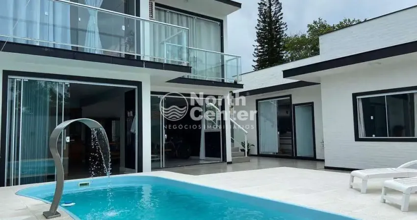 Casa com Piscina em Local Tranquilo, 300m da Lagoa, Bairro Costeira, Balneário Barra do Sul, SC