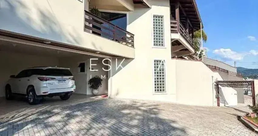 Casa alto padrão com 05 dormitórios, sendo 1 suíte localizada no bairro amizade - jaraguá do sul