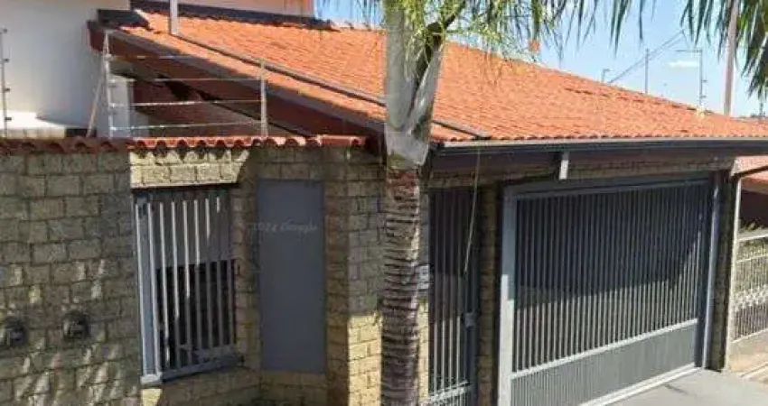 Linda casa no jd das laranjeiras, com edícula no piso inferior e piscina!