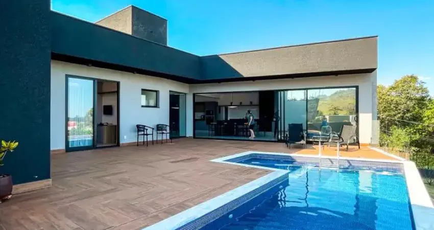 Casa térrea e mobiliada com 4 suítes e piscina aquecida no condomínio campos do conde!