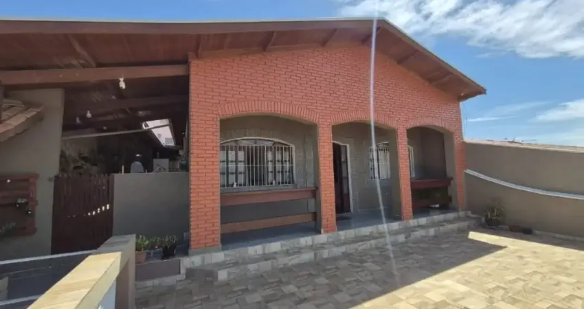 Sobrado com 3 dormitórios, 3 banheiros e 5 vagas cobertas no JD Morumbi!