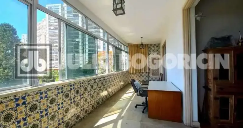 Praia do flamengo! apartamento amplo, frente, planta circular, jardim de inverno, salão, três quartos, sendo um suíte, dependência completa. vaga de garagem.