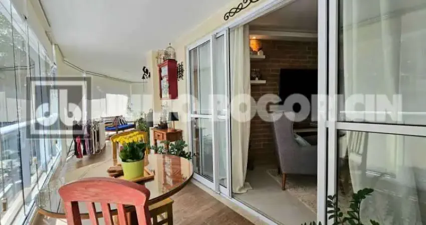 Lagoa! Rua Carvalho Azevedo, condomínio de luxo, varandão, três quartos, sendo um suíte, repleto de armários. Duas vagas de garagem.