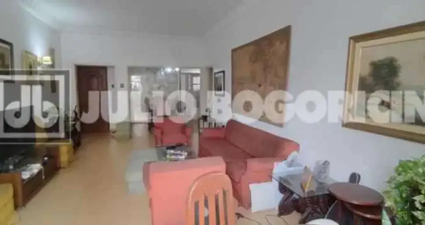 Excepcional localização, +/- 2 minutos a pé do Metrô Uruguai. Amplo apartamento, 3 quartos, dependências completas, vaga de garagem. Portaria 24 horas.