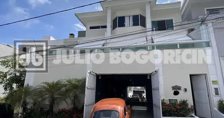 Casa em condomínio fechado com 5 quartos à venda na Rua as Rosas não Falam, Pechincha, Rio de Janeiro