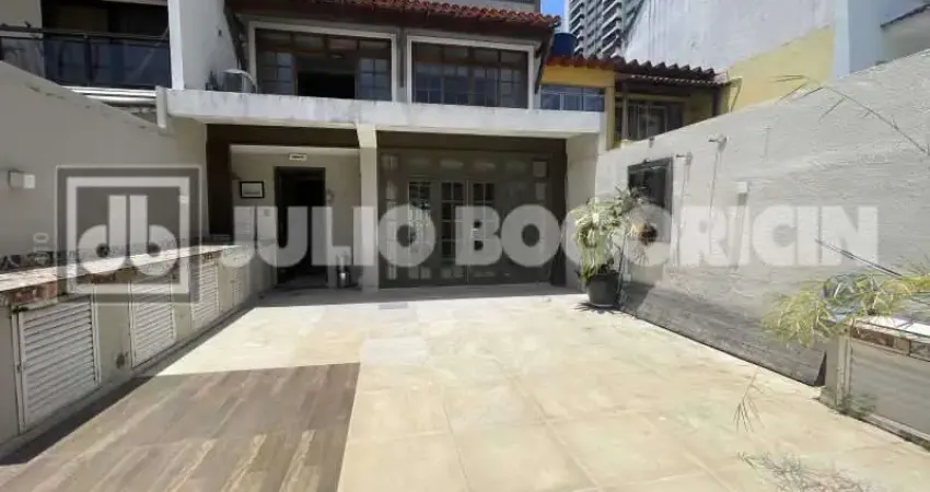 Casa triplex condomínio jardim saint tropez barra da tijuca 3 quartos