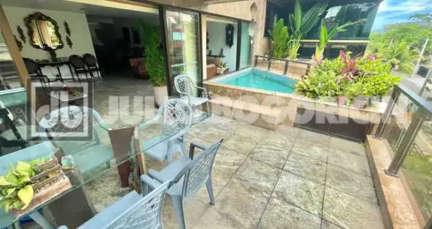 Recreio do Bandeirantes, a uma quadra da praia, Varandão com piscina, salão, suíte, três vagas de garagem