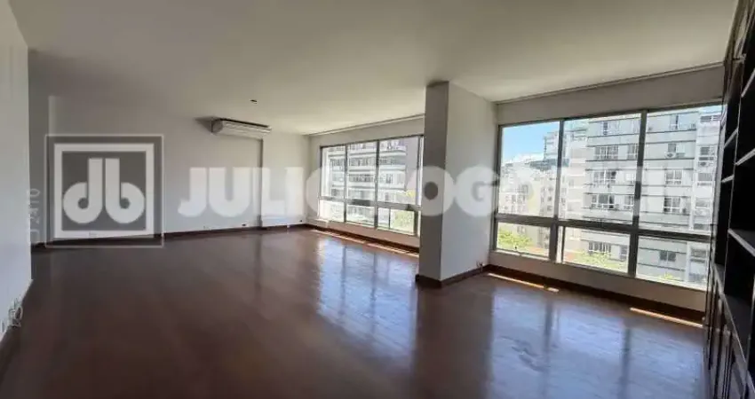 Apartamento de 4 quartos a venda no leblon, 170m2, 2 quadra praia, 2 vagas e em rua cobiçada.