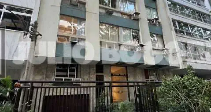 Leblon - Quadríssima praia - reformado - 2 quartos - condomínio barato