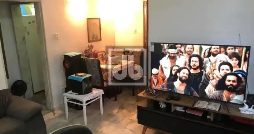 Meier - rua magalhães couto - aartamento - à venda - térreo - varanda - 2 quartos - dependência - área extena com churrasqueira - 3 vagas de garagem.