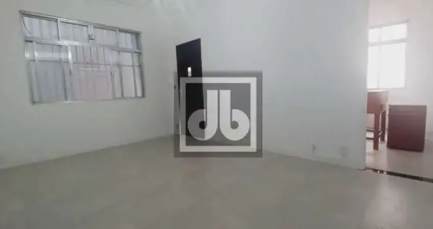 Apartamento tipo casa com 2 quartos, toda reformada , pequeno quintal , vazia .
