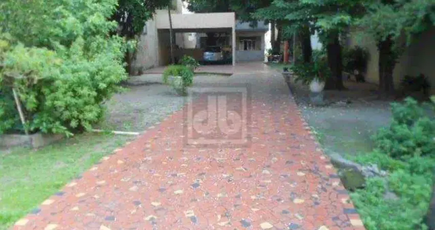 Cachambi - excelente casa próximo ao shopping - 726m² de área total - 184m² de área construída - 3 quartos - terração - piscina - excelente quintal com árvores frutíferas e vaga para vários carros.