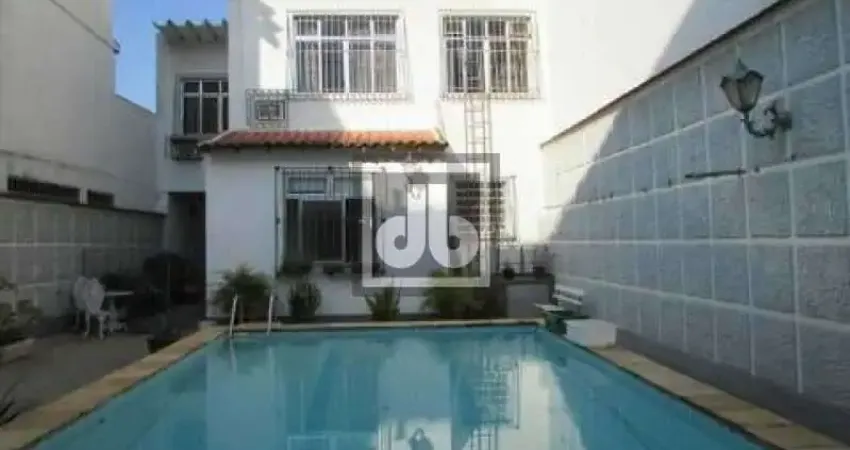 Casa frente duplex. servindo para vários fins, residencial ou comercial. 392m² área construída.