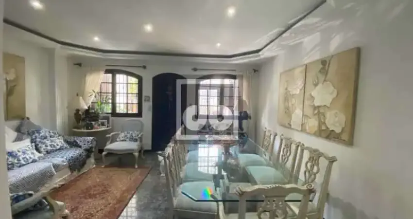 Aconchegante, varanda, 3 quartos, suíte, closet, garagem.