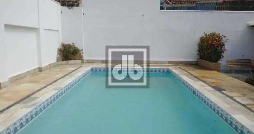 Magnífica casa de vila linear - luxuosa 160m² de área privativa - suíte com closet - piscina - churrasqueira - jardim - 2 vagas cobertas - 600m,² de terreno.