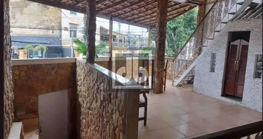 Casa linear - piedade - 2 quartos - 2 salas - varanda - 2 vagas - quintal - terraço com churrasqueira - agende sua visita!