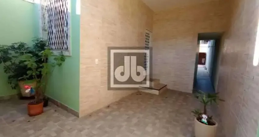 Magnífica casa em piedade para venda toda reformada, com 3 quartos, 3 banheiros, vaga, terraço, área gourmet, quintal com possibilidade para construir piscina.