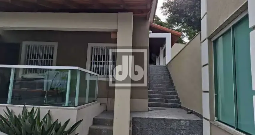 Linda casa frente com 6quartos 4vagas, próximo a estação do méier