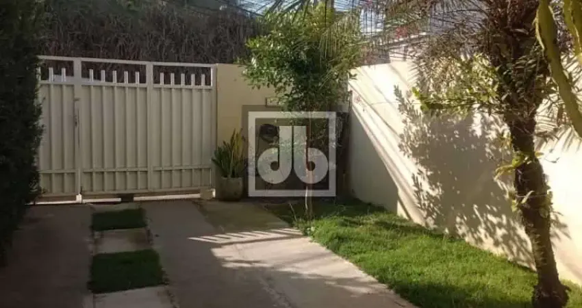 Magnífica casa duplex- venda- varanda- 3 quartos com 1 suíte- área interna e externa com quintal- 1 vaga na escritura!