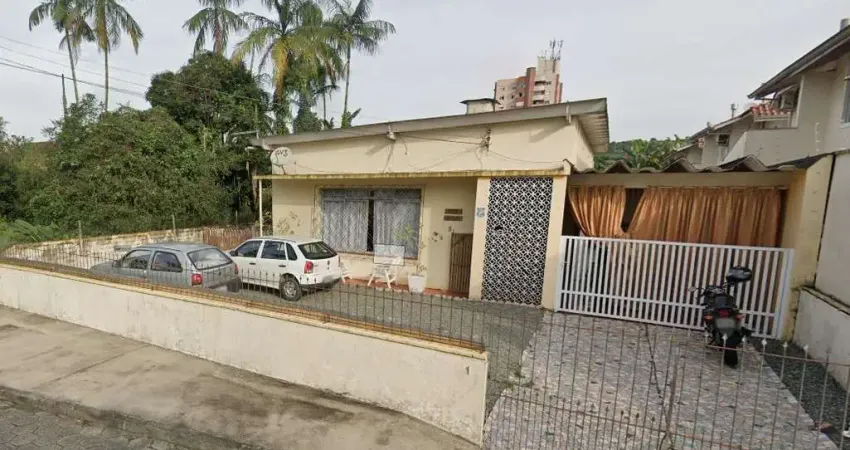 Terreno para Venda em Joinville, América, 3 dormitórios, 2 banheiros, 2 vagas