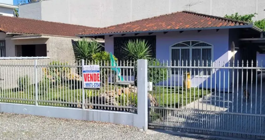 Casa para Venda em Joinville, Floresta, 2 dormitórios, 2 banheiros, 2 vagas