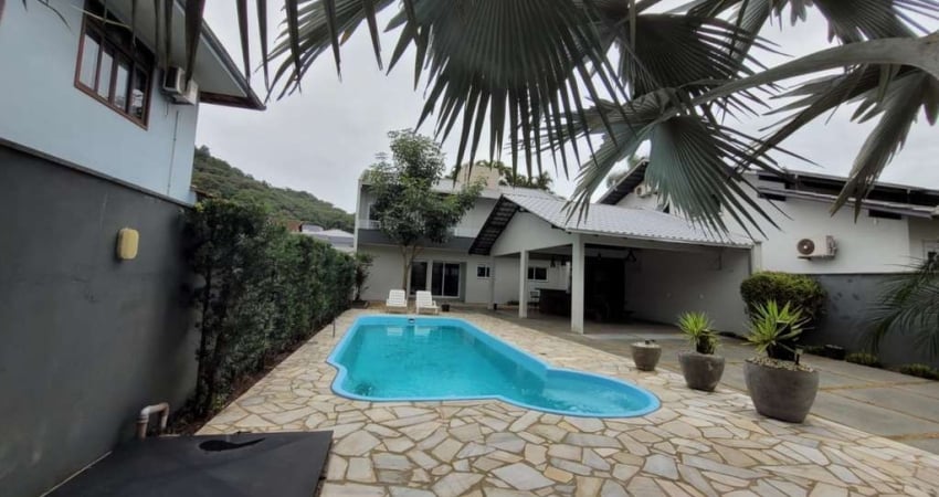 Casa para Venda em Joinville, Saguaçu, 4 dormitórios, 1 suíte, 3 banheiros, 2 vagas