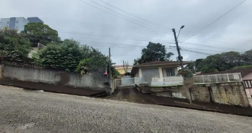 Casa para Venda em Joinville, Floresta, 4 dormitórios, 1 banheiro, 2 vagas