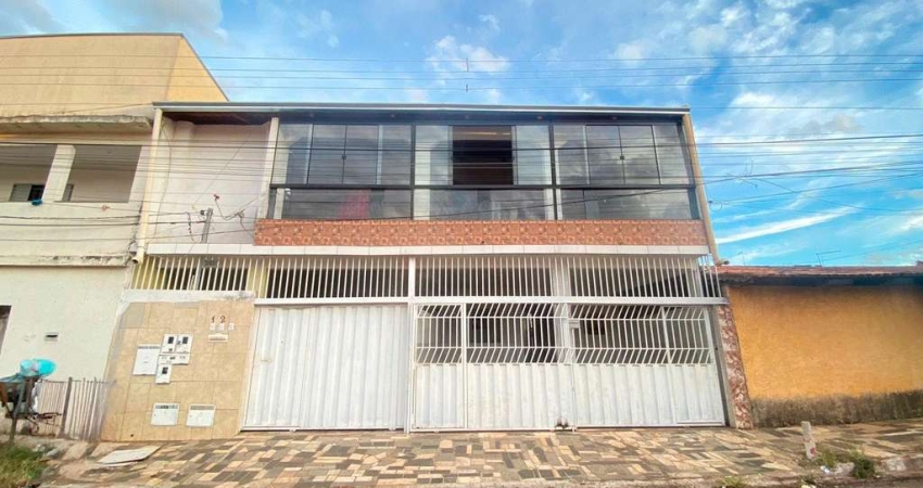 Sobrado com dois apartamentos e uma casa em Chácara do Governador  -  Goiânia