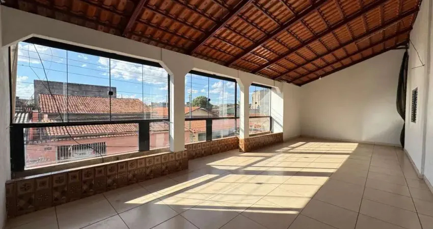 Sobrado com dois apartamentos e uma casa em Chácara do Governador  -  Goiânia
