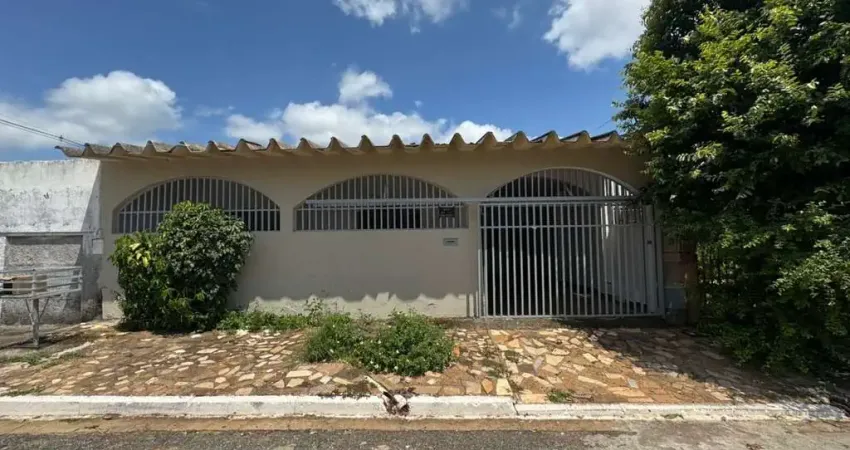 Casa com 3 quartos para alugar na Rua R 3, Vila Itatiaia, Goiânia