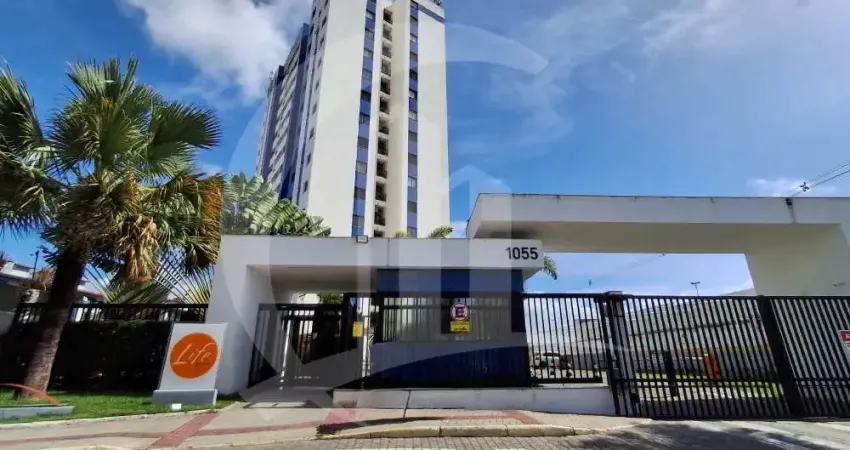 Apartamento com armários em ótima localização no bairro farolândia, vizinho a unit.