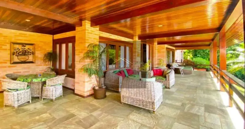 Casa com vista do em condomínio à venda em ubatuba-sp, praia brava : 5 quartos, 3 suítes, 3 salas, 8 banheiros, 7 vagas, 400m². venha conhecer!