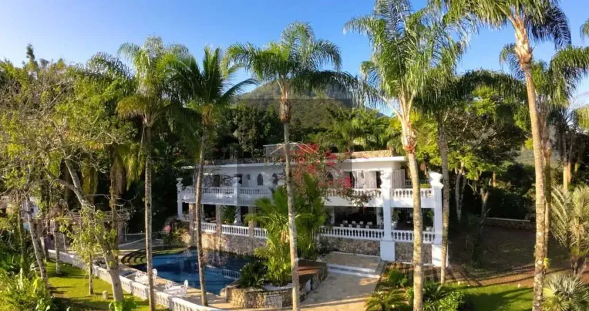 Casa em condomínio de luxo em ubatuba-sp: 6 quartos, 6 suítes, 3 salas, 8 banheiros, 5 vagas de garagem e 1.000m² de área.