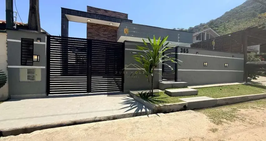 Casa moderna no Condomínio Pedra Verde, Ubatuba-SP: 4 Quartos, 4 Suítes, 2 Salas, 5 Banheiros, 161m². Venha Conferir!