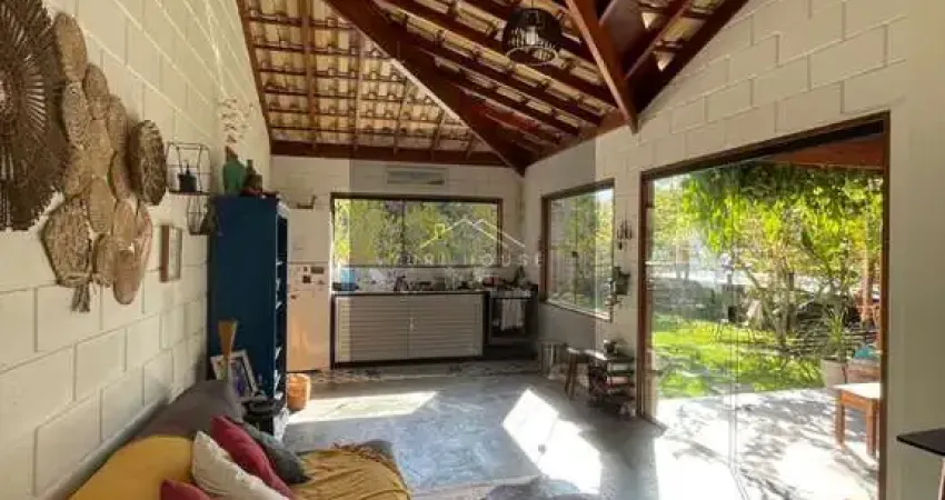 Casa à venda em ubatuba-sp, bairro ubatumirim, com 2 quartos, 1 sala, 2 banheiros e 84,50 m² de área. aproveite!