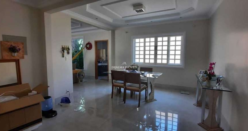Bairro Shangri-la - Casa à Venda reformada, 3 suítes, 2 vagas, Quintal
