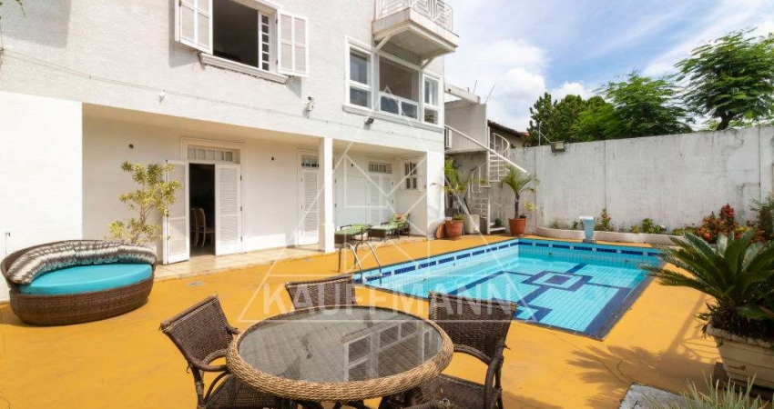 Sobrado Residencial de 530m² no Alto de Pinheiros - 6 Dormitórios, 5 Suítes, 6 Vagas - À Venda