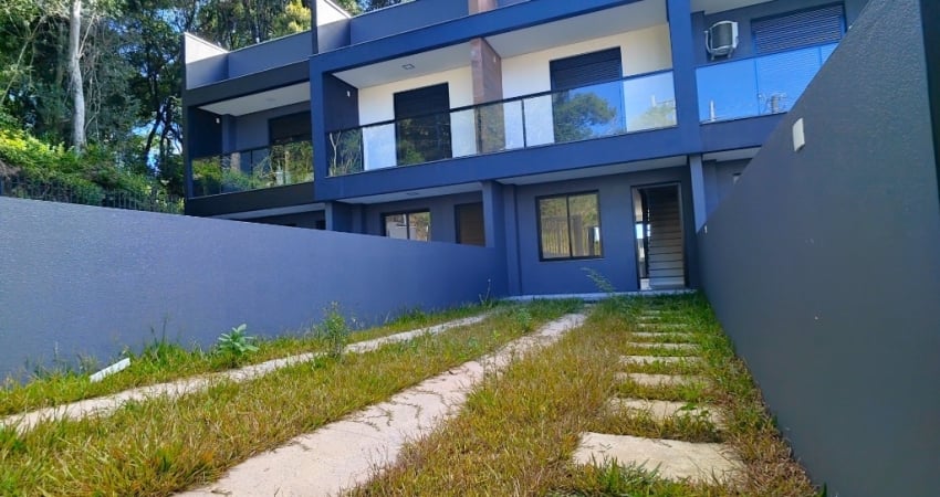 Sobrado novo com 2 suítes e pátio com churrasqueira