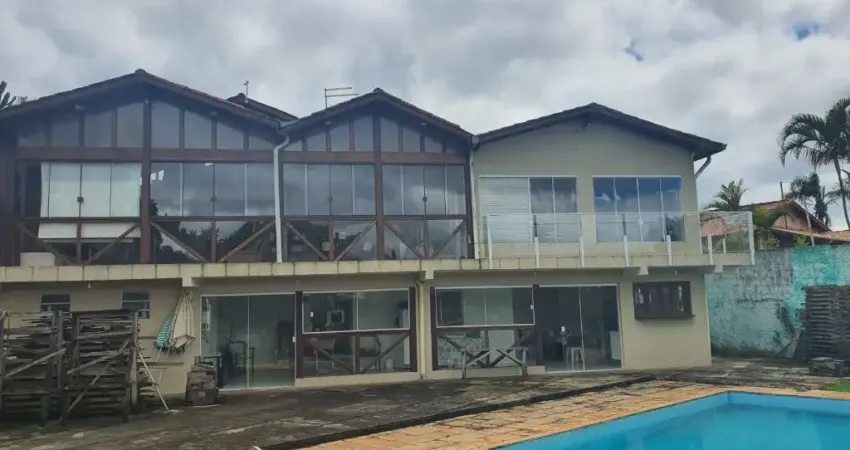 Vende-se Casa de campo de 06 dorm. com 6 vagas na Chácara Santana de Parnaíba