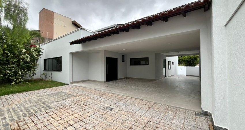 Casa com 467 metros quadrados e piscina no Jd. Mediterrâneo.