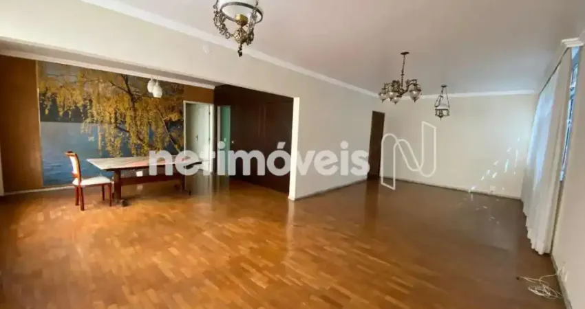 Apartamento à venda no bairro Santo Agostinho com 3 dormitórios e 189 m² de área útil.